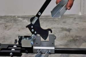 La Duo Top réunit les fonctions et les avantages de deux outils manuels en une seule guillotine, que sont la Guillotine Profilcut et le Coupe-tiges Mini Rodcut M6. [©Edma Outillage]