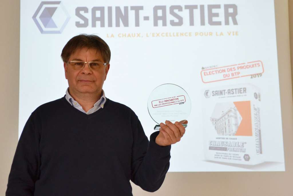 Lilian Laurie, directeur général opérationnel chez Saint-Astier, reçoit le label “Innovation du BTP par les professionnels 2019”, avec le Chausable Premium. [©Saint-Astier]