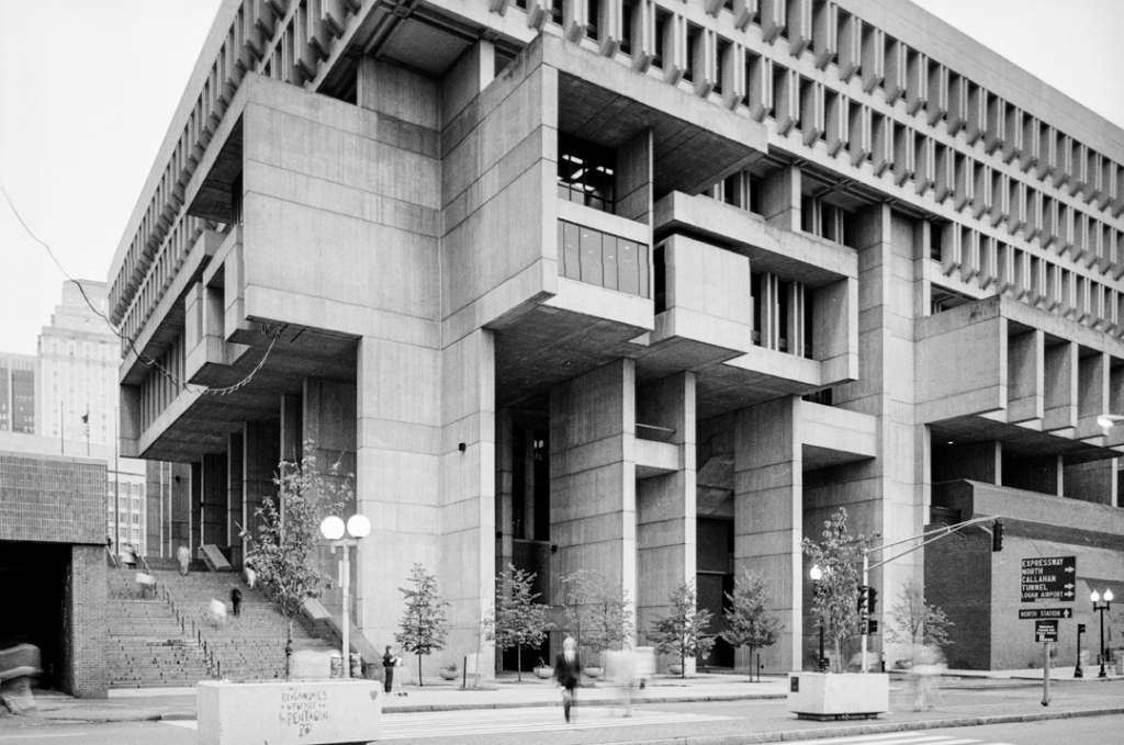 Kallmann McKinnell & Knowles / Campbell, Aldrich & Nulty : Boston City Hall, Boston, Massachusetts, USA, 1962–1969. [©Bill Lebovic 1981]