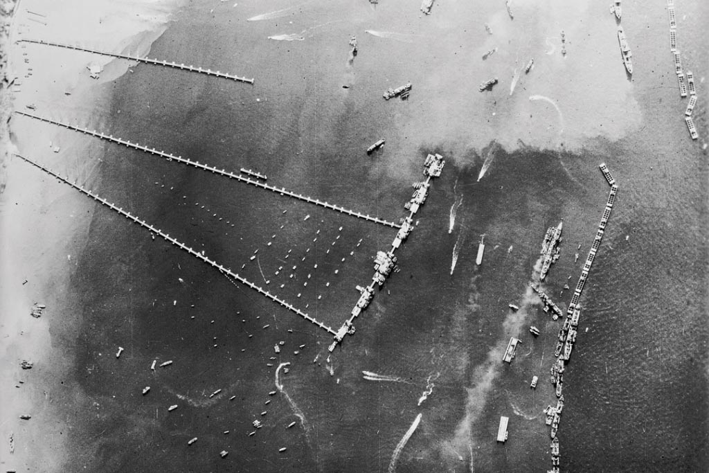 Vue aérienne du port d’Arromanches en 1944. [©IWM]