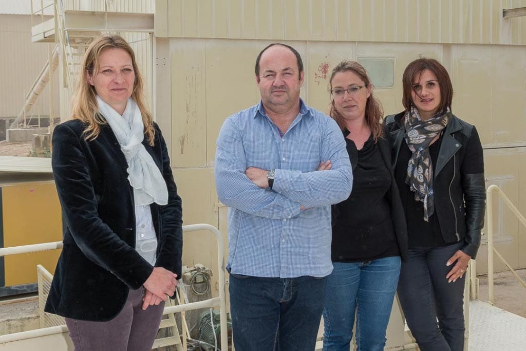 De gauche à droite, Mélanie Perrot, directrice générale de JPS Granulats, Olivier Stocker, président, Emilie Jacotot, responsable laboratoire, et Ana Paula Laborier, responsable qualité. [©ACPresse]