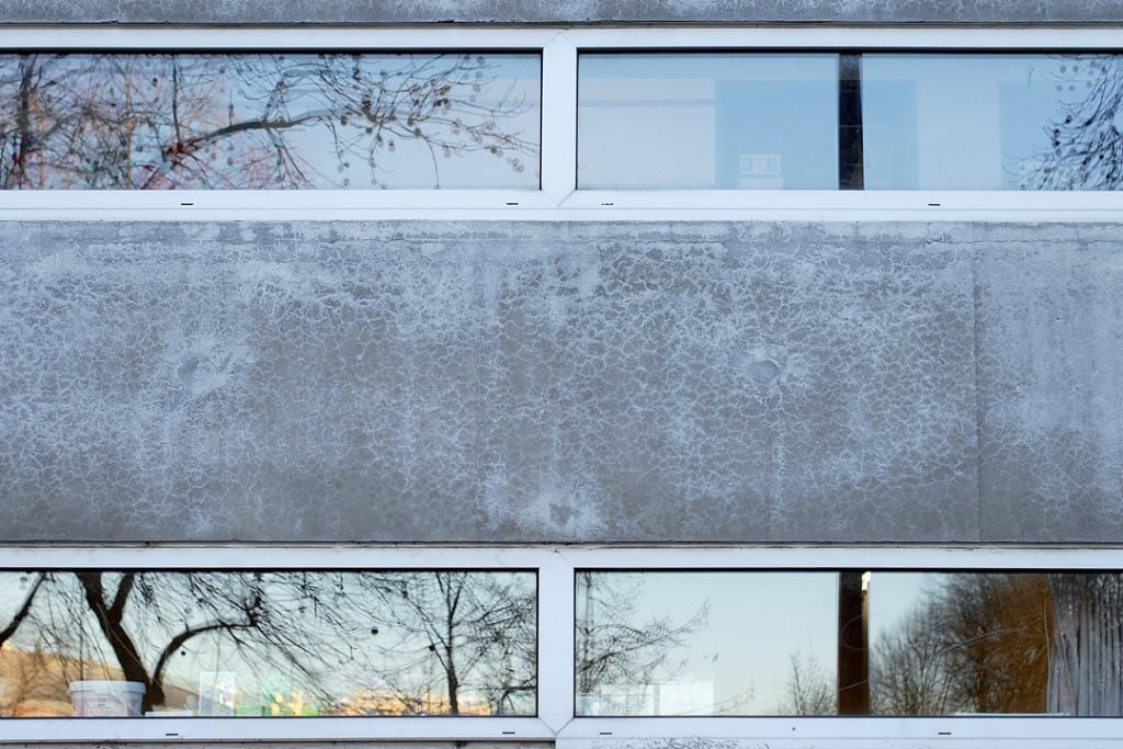 Exemple de faïençage de la façade d’un immeuble parisien. [©ACPresse]