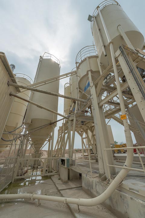 La production de ciments et de fillers calcaire est stockée dans les silos.  [©ACPresse]