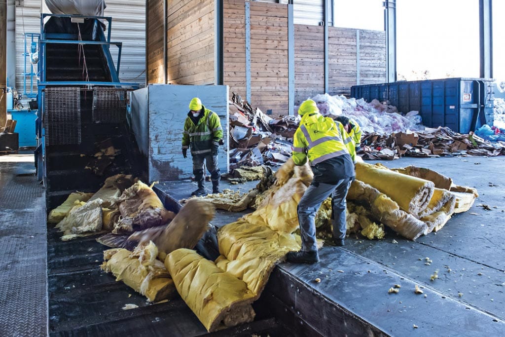 Une fois triée, la laine passe par la machine de compactage. [Isover]