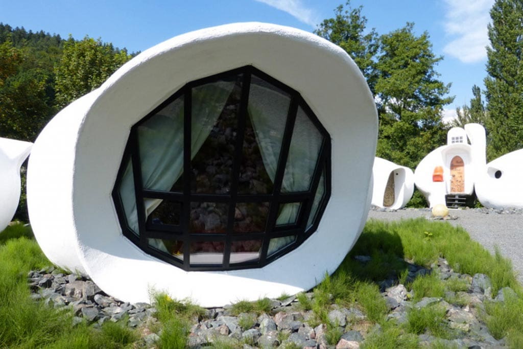 A Raon-l'Etape (Vosges), onze maisons bulles conçues par les architectes suisses Pascal Haüsermann et Claude Costy ont été adjugées 120 000 € lors d’une vente aux enchères. [©DR]
