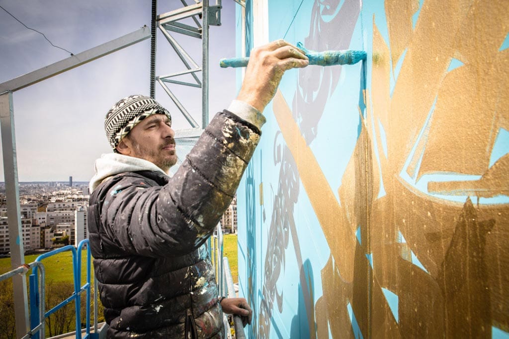 Tarek Benaoum dissimule, comme à son habitude, au milieu de motifs géométriques un texte “indéchiffrable” fait d’une calligraphie inventée, mêlant des caractères latins, berbères, africains, orientaux… [©Sylvain Vesco]