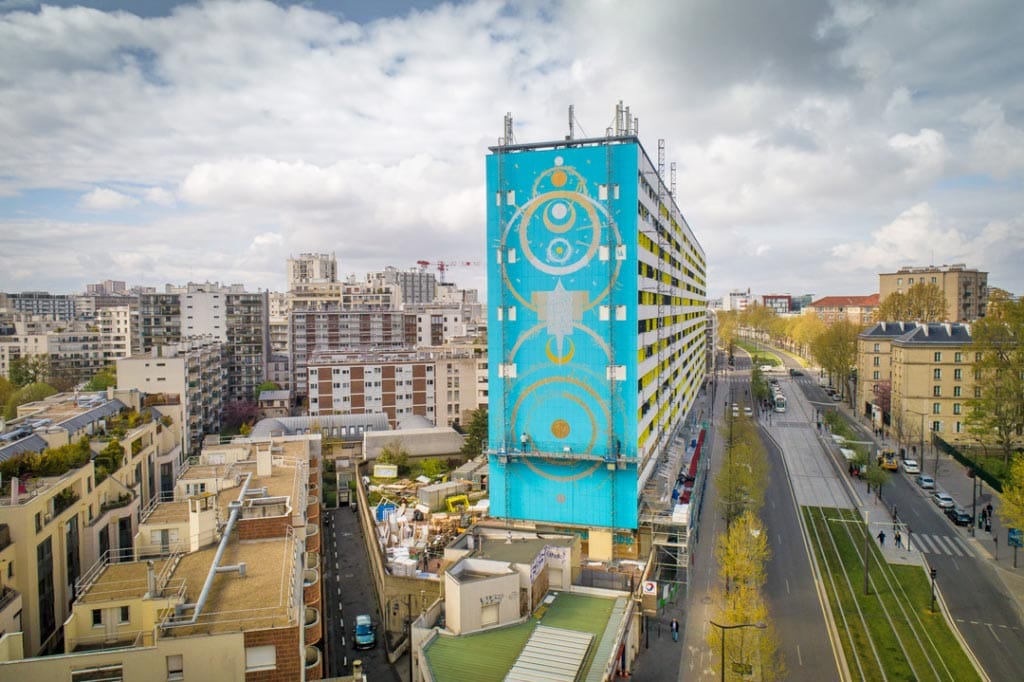 Cette fresque incarne bien le style du Street artiste, qui fait virevolter les mots et les couleurs. « Ici, je me suis inspiré des crop cercles.» [©Sylvain Vesco]