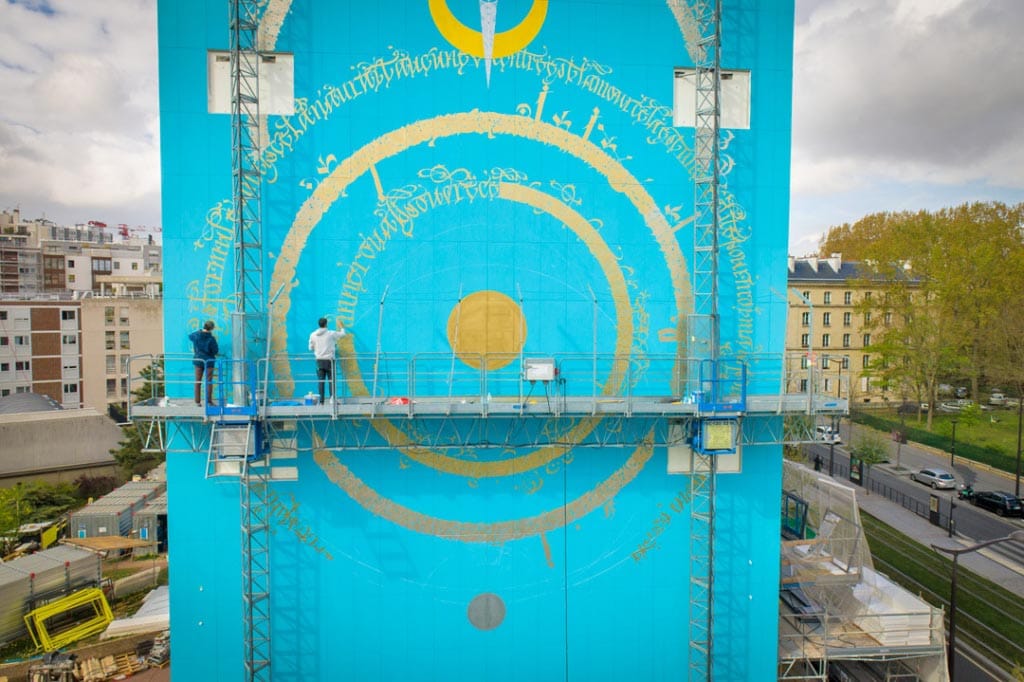 Le postulat de Tarek Benaoum est d’utiliser les écritures, la calligraphie et la typographie, en tant que médium décoratif à part entière. [©Sylvain Vesco]