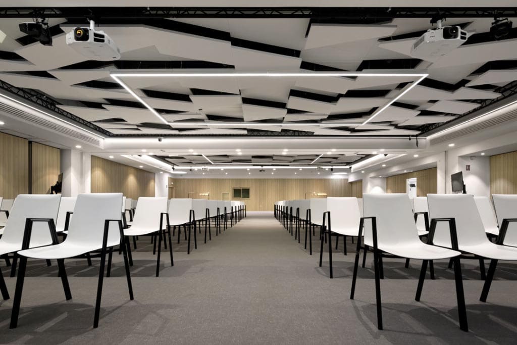 Dans l’espace de co-working, le plafond acoustique en îlots Rockfon Eclipse donne un aspect graphique au lieu. [©Rockfon]