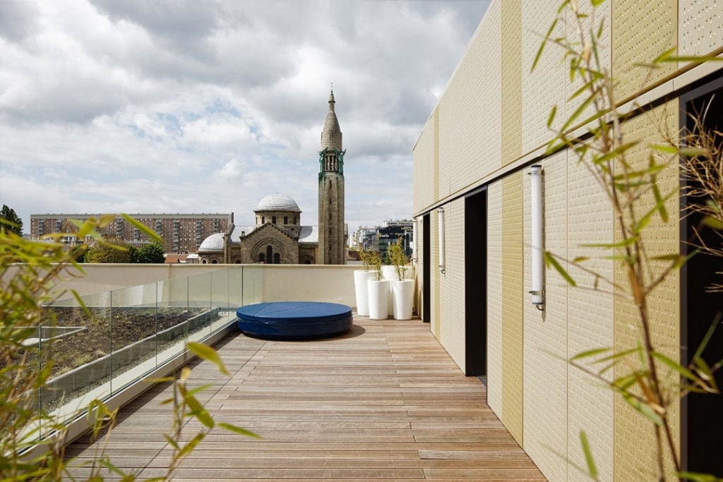 Les terrasses, partiellement accessibles et végétalisées, expliquent le choix d’un plancher mixte Cofradal. [©Takuji Shimmura]