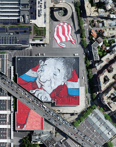 Paris abrite désormais la plus grande fresque d'Europe sur le toit du Pavillon 3 de Paris Expo Porte de Versailles, signée Ella &Pitr. [©Objectif Aero - Ludovic Delage]