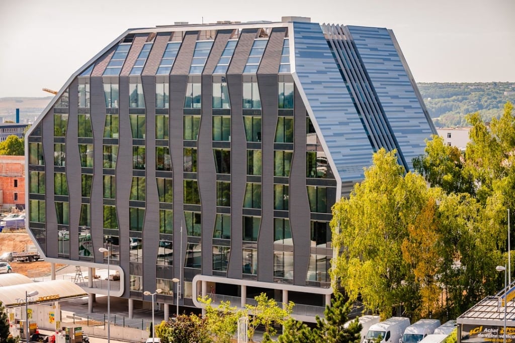 Conçu par le cabinet André et Moulet comme un bâtiment “signal”, qui se démarque dans le paysage urbain, l’Omega tire son nom de sa forme architecturale audacieuse.  [©Marc Philippe]