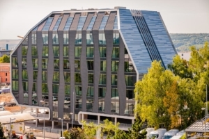 Conçu par le cabinet André et Moulet comme un bâtiment “signal”, qui se démarque dans le paysage urbain, l’Omega tire son nom de sa forme architecturale audacieuse. [©Marc Philippe]