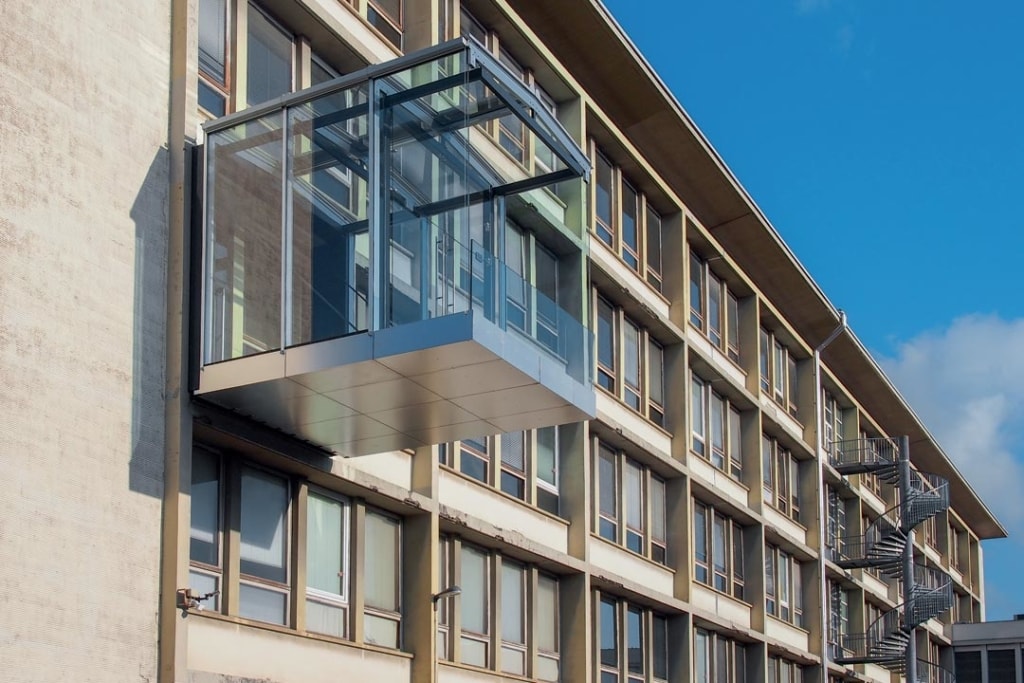 Premier balcon mis en place sur la façade de l’Insa. [©Marine Marvillet]