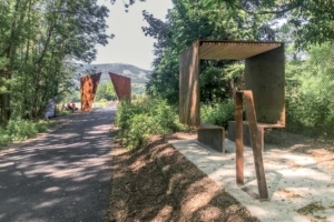 Dans cette “Pause Café”, Nouyrit Métallerie a œuvré sur les portes de La Léonardsau : deux très grandes tôles métallique laminée en Suède, d’une épaisseur de 40 mm, pour 5 m de hauteur et 4,20 m de large. « Chaque élément de la porte pèse 4,5 t. Les deux façonnent le paysage. » [©Parenthèse]