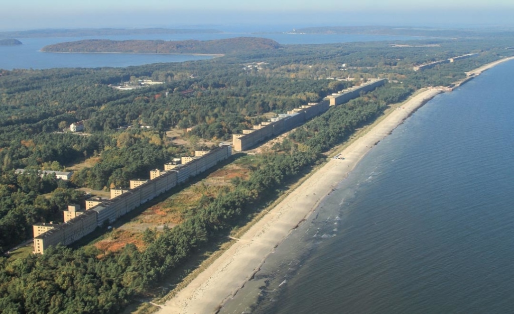 Le “colosse de Rügen” est situé en bordure de l’une des plus belles plages d'Allemagne, sur l'île de Rügen. Le tout sur une bande étroite couverte de bruyère, appelée le Prora. [©DR] 