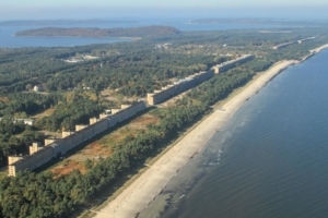 Le “colosse de Rügen” est situé en bordure de l’une des plus belles plages d'Allemagne, sur l'île de Rügen. Le tout sur une bande étroite couverte de bruyère, appelée le Prora. A retrouver dans la “Pause Café”. [©DR]