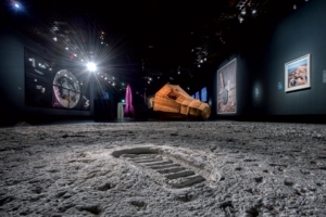 Au Grand Palais, à Paris, de l'Antiquité à l'art contemporain, plus de 190 pièces et d’instruments scientifiques sont à découvrir jusqu'au 22 juillet 2019 dans l’exposition “La Lune. Du voyage réel aux voyages imaginaires”. [©Ciments Calcia-Paul Kozlowski]