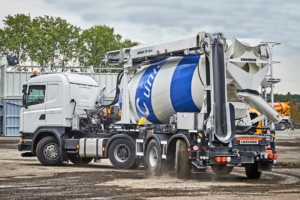 Nouvelle toupie Liebherr HTM 1205/LTB 12+4 en version semi-remorque avec tapis convoyeur. [©Liebherr]