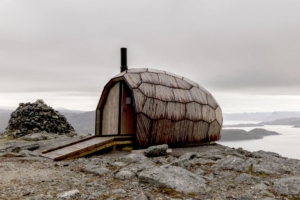 A retrouver dans la “Pause Café”. Le “chalet d’un jour” - Hammerfest Cabin – a la forme d’un ovoïde. Sa façade est en bois Kebony. [©Spinn Arkitekter]