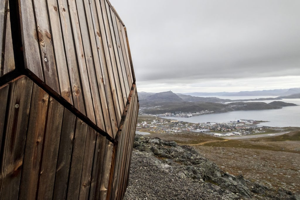 Le Hammerfest Cabin - ressemble à une coque de noix géante posée face aux paysages énigmatiques du cercle arctique. [©Spinn Arkitekter]