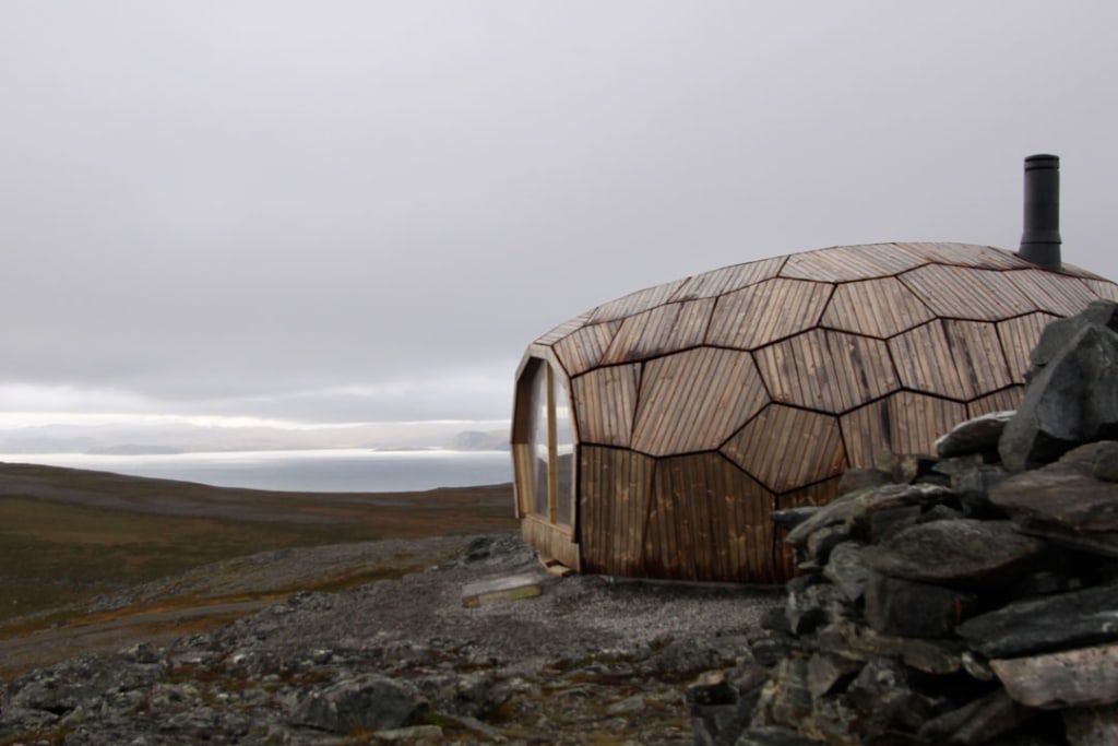 Pour faire face aux conditions climatiques d’Hammerfest, le Hammerfest Cabin est en bois Kebony. [©Spinn Arkitekter]