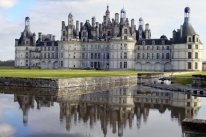 Le château de Chambord : architecture extraordinaire imaginée pour la gloire de François I, où flotte l'esprit de *Léonard de Vinci