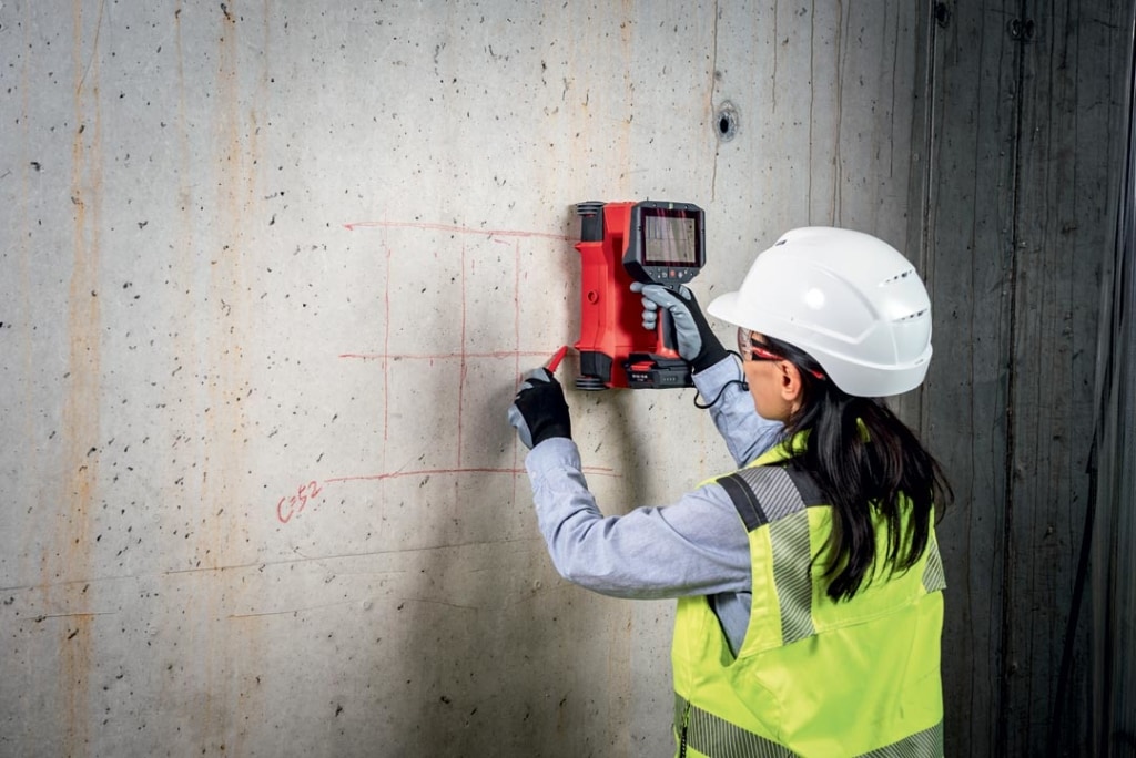 Equipé d’un écran intégré, le nouveau PS 300 fournit des vues en plan et des vues en coupe de la disposition des fers d’armature pour une analyse de structure sur site. [©Hilti]