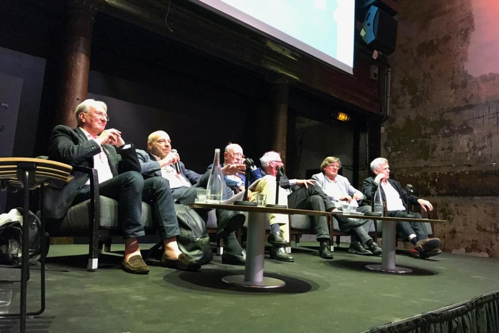 Table ronde dans la Chapelle du Couvent des Récollets avec de gauche à droite : Bernard Toulier, architecte des Bâtiments de France, membre de l'association Docomomo France. Jean-Louis Cohen, architecte et historien de l'architecture. Membre du Collège de France et professeur aux Beaux-Arts de New York. Jean-Pierre Respaut, adjoint au maire de Suresnes.  Jean-Michel Daquin, architecte et ancien président de l'Ordre des Architectes Ile-de-France représentant l'actuelle présidente.  Francis Soler, architecte qui a notamment travaillé sur la réhabilitation du ministère de la Culture. Jacques Moulin, architecte des Monuments historiques, qui travaille avec Rudy Ricciotti sur le projet de tour sur la Maison du Peuple à Clichy-la-Grenne.