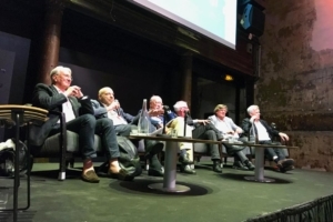 A retrouver dans la “Pause Café”. Table ronde dans la Chapelle du Couvent des Récollets avec de gauche à droite : Bernard Toulier, architecte des Bâtiments de France, membre de l'association Docomomo France. Jean-Louis Cohen, architecte et historien de l'architecture. Membre du Collège de France et professeur aux Beaux-Arts de New York. Jean-Pierre Respaut, adjoint au maire de Suresnes. Jean-Michel Daquin, architecte et ancien président de l'Ordre des Architectes Ile-de-France représentant l'actuelle présidente. Francis Soler, architecte qui a notamment travaillé sur la réhabilitation du ministère de la Culture. Jacques Moulin, architecte des Monuments historiques, qui travaille avec Rudy Ricciotti sur le projet de tour sur la Maison du Peuple à Clichy-la-Grenne.