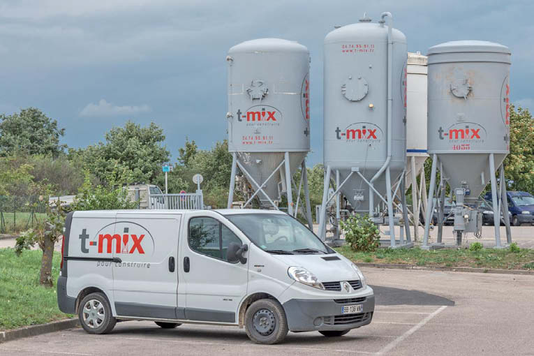 Différents conditionnements sont proposés pour les produits t-mix : sacs, big bags avec un mini-silo, silos avec mélangeur en continu et simples silos de 18 m3 pour les travaux importants. [©t-mix]