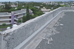 Désagrégation d’acrotères en béton liée à la zéolithe, sur un immeuble en Nouvelle-Calédonie. [©FFB-UMGO]