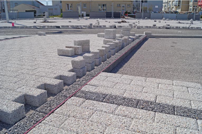 Pavés Coquillage en béton mis en œuvre sur la place Foch, à Wimereux (62). [©Alkern]