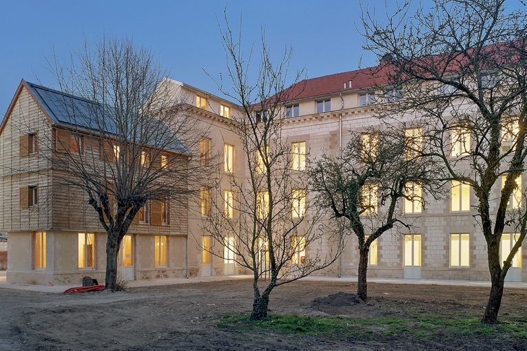 Les murs de la maison diocésaine Odette Prévot de Châlons-en-Champagne ont été isolés avec un enduit de béton de chanvre lors de sa rénovation en 2004. La consommation énergétique constatée pour le chauffage est de 61 kWh/m2/an (relevés 2013 et 2014). [©Courtesy M’Cub/Luc Boegly]