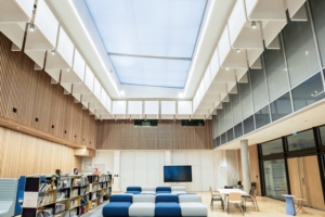 Le Centre de recherches interdisciplinaires a été imaginé comme un lieu po-lyvalent propice aux partages des savoirs. [©Armstrong Ceiling Solutions/Studio Vu]