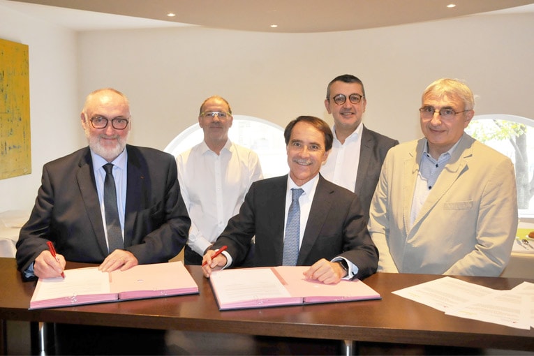 Patrick Liébus, président de la Capeb, et Enrique Ramirez, Dg de Pladur, ont de nouveau signé un partenariat qui rapproche les deux entités autour du plâtre. [©Capeb]