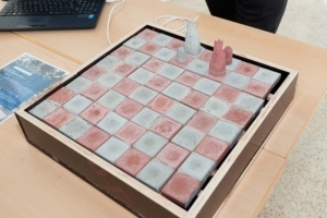 Jeu d'échecs en béton connecté