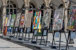 D’avril à juillet dernier, sur le parvis de la gare de l’Est, une trentaine d’œuvres sur béton étaient offerts au regard des voyageurs et les passants sur des structures métalliques conçues par le sculpteur américain Adam Steiner. Une collection unique que Sylvestre Verger fait voyager à travers la France et le monde. [©ACPresse]