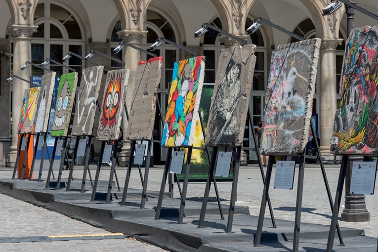 D’avril à juillet dernier, sur le parvis de la gare de l’Est, une trentaine d’œuvres sur béton étaient offerts au regard des voyageurs et les passants sur des structures métalliques conçues par le sculpteur américain Adam Steiner. Une collection unique que Sylvestre Verger fait voyager à travers la France et le monde. [©ACPresse] 