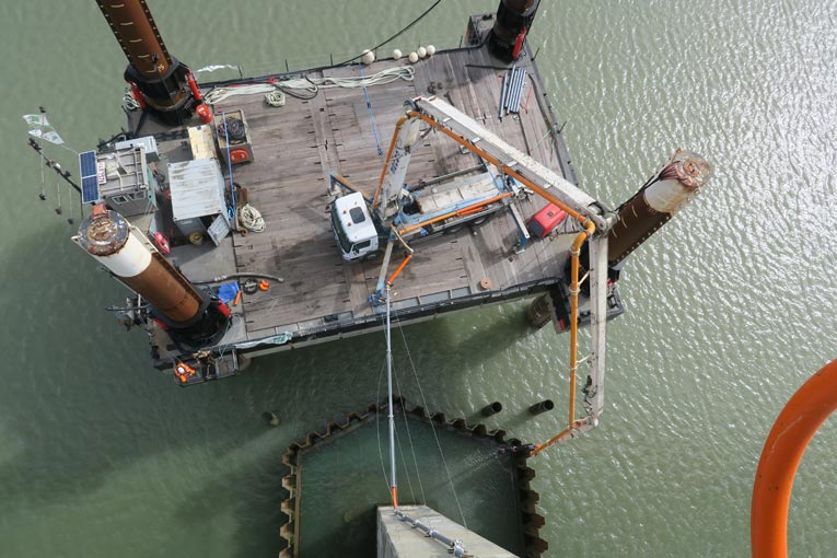 Opération de coulage du béton à la pompe sur le pont de Noirmoutier.