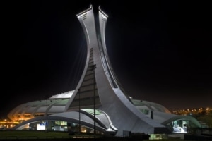 Pour accueillir les Jeux olympiques d'été de 1976, la ville de Montréal confie la réalisation du parc olympique à l'architecte français Roger Taillibert. Ce dernier édifia un stade omnisport ellipsoïdal couvert, en béton préfabriqué, de 65 000 places. Ouvert au centre, ce stade est surmonté d'une tour inclinée de 175 m de hauteur. La plus haute au monde. [©Wikipédia]