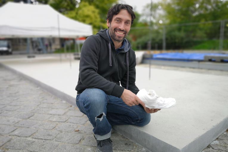 Le plasticien Pierre Lazaura, lors du montage de la sculpture-documentaire, qui sera présentée à La Nuit Blanche du 5 octobre. [©Pierre Lazaura]