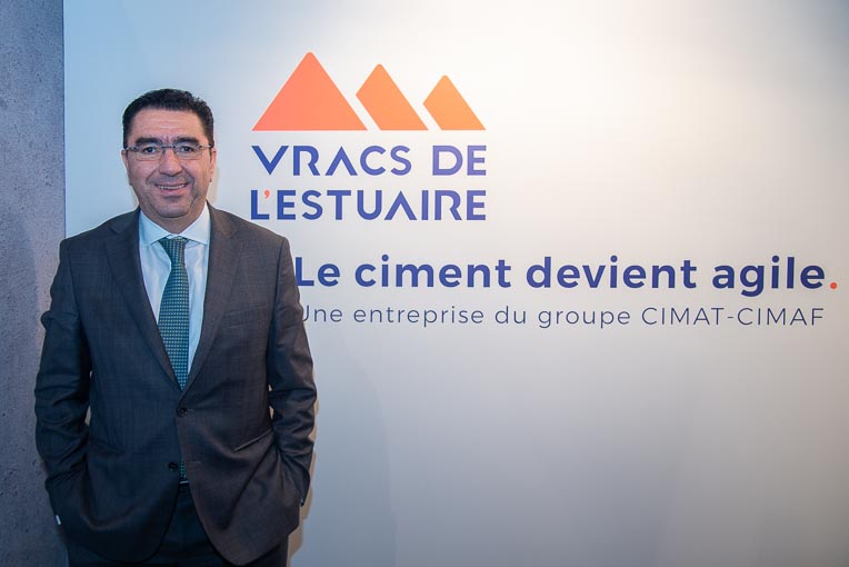 Youssef Alaoui, directeur général délégué de Vracs de l’Estuaire. Juste derrière, on découvre le nouveau logo de l’entreprise et sa signature. [©ACPresse]