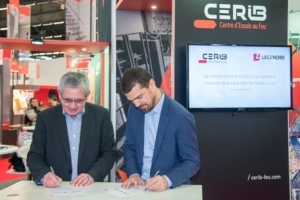 Gilles Bernardeau, Dg du Cérib, et Vincent Legendre, Pdg du groupe de BTP Legendre, lors de la signature du contrat de partenariat. [©ACPresse]