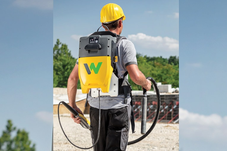 Wacker Neuson lance l’ACBe, une aiguille vibrante alimentée par une batterie logée dans un sac à dos. [©Wacker Neuson]