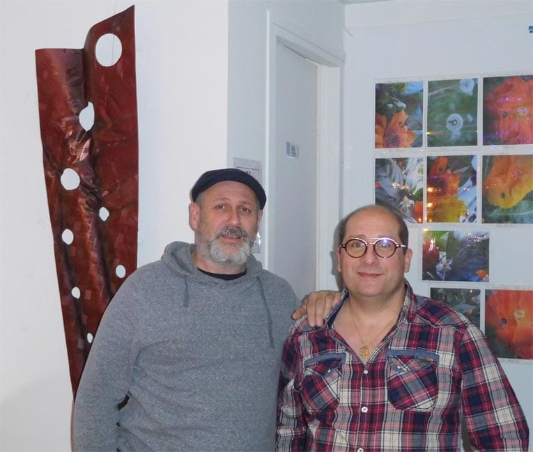 L'artiste Jean-Yves Boulay, à gauche et Lionel Sananès, de la cave à vins Dom Zébulon, avenue de Mun à Saint-Nazaire. [©JYB]