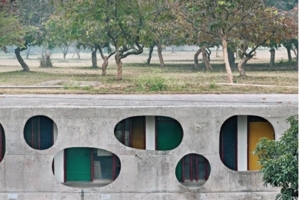 Le Palais de l'Assemblée (38 m de haut à son point culminant) se trouve à l'extrémité Nord-Ouest de la cité de Chandigarh. Ce bâtiment est moderne par ses piliers, de forme rectangulaire, qui soutiennent un "avant-toit" arrondi, creusé, comme une gouttière, et par son toit plat auquel on a accès, et qui comporte un cône en béton de 40 m, sous lequel se trouve la salle où les députés de l'Assemblée se réunissent. [©Manuel Bougot ©F.L.C._ADAGP, Paris, 2019, pour l’ensemble des œuvres de Le Corbusier ©ADAGP, Paris, 2019, pour l’ensemble des œuvres de Pierre Jeanneret]