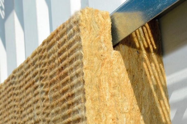 Rockwool propose Rockzed Bardage pour rénover les bardages métalliques sans les démonter. [©Rockwool]