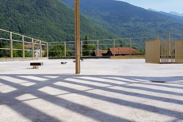 La toiture-terrasse respecte le DTU 43.4 et les 3 % de pente obligatoire, tout en garantissant des capacités mécaniques et sans perte de volume à l’intérieur du bâtiment. [©Foamglas]