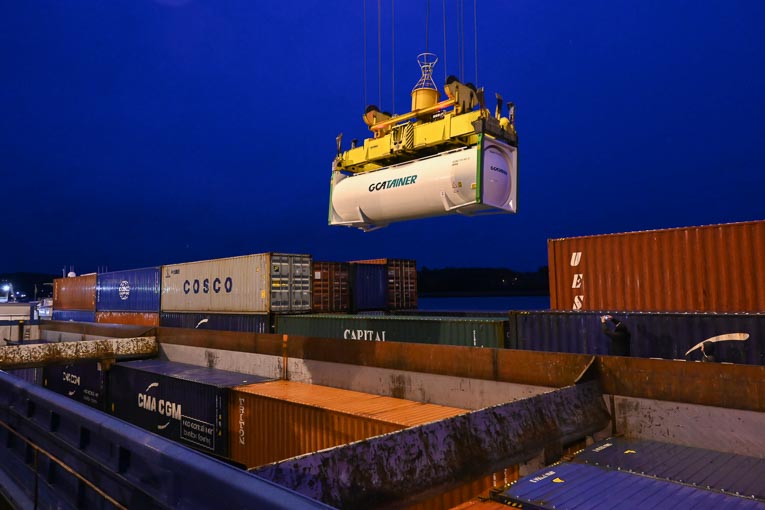 Chargement du conteneur cimentier Eqiom sur la barge de transport fluvial. [©Haropa]